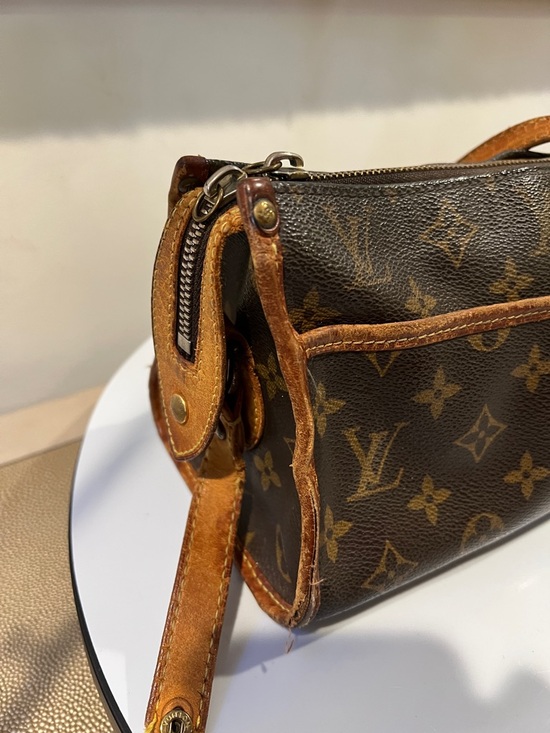 Louis Vuitton LV Popincourt Monogram Canvas Handbag - detached strap, wear - Picture 10 of 17